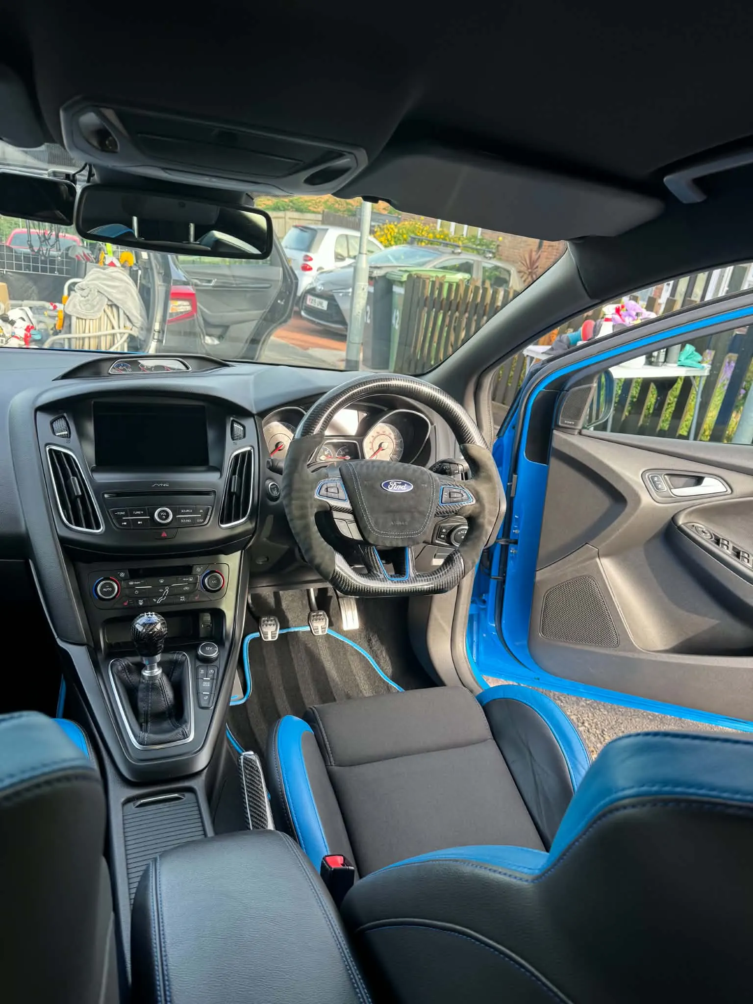 Front seats, centre console and gear lever of a Ford Focus RS after an interior detail